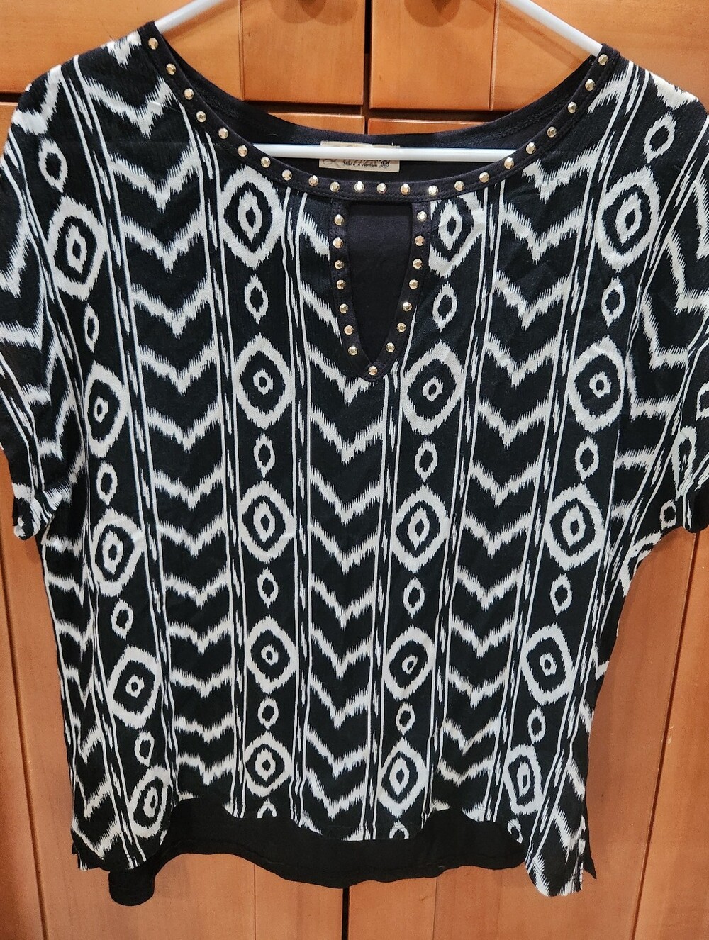 Women’s Black & White Patterned Stud-Trim Short Sleeve Top